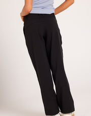 Lifestyle straight-leg pants in structured stretch fabric, ideal for active, casual, and everyday wear with a clean, polished silhouette and practical features.